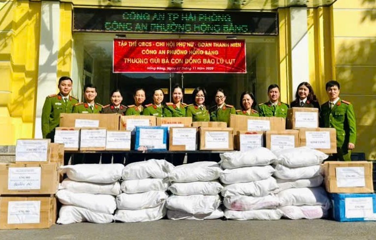 Công an phường Hồng Bàng ủng hộ đồng bào vùng lũ tỉnh Đắk Lắk